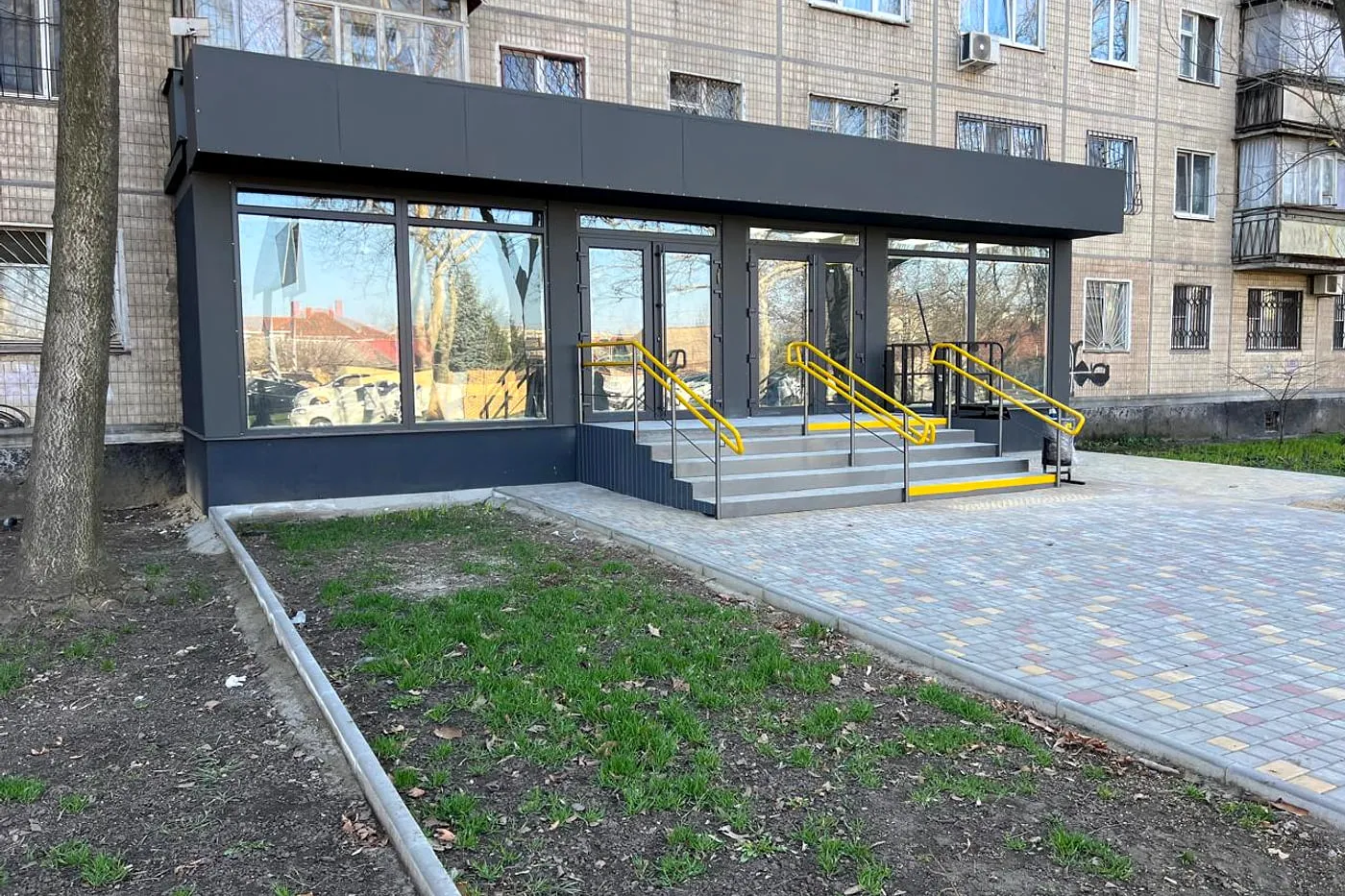 Комерційні приміщення — вхідні групи, вітражне скління, фасади, безбар’єрний доступ